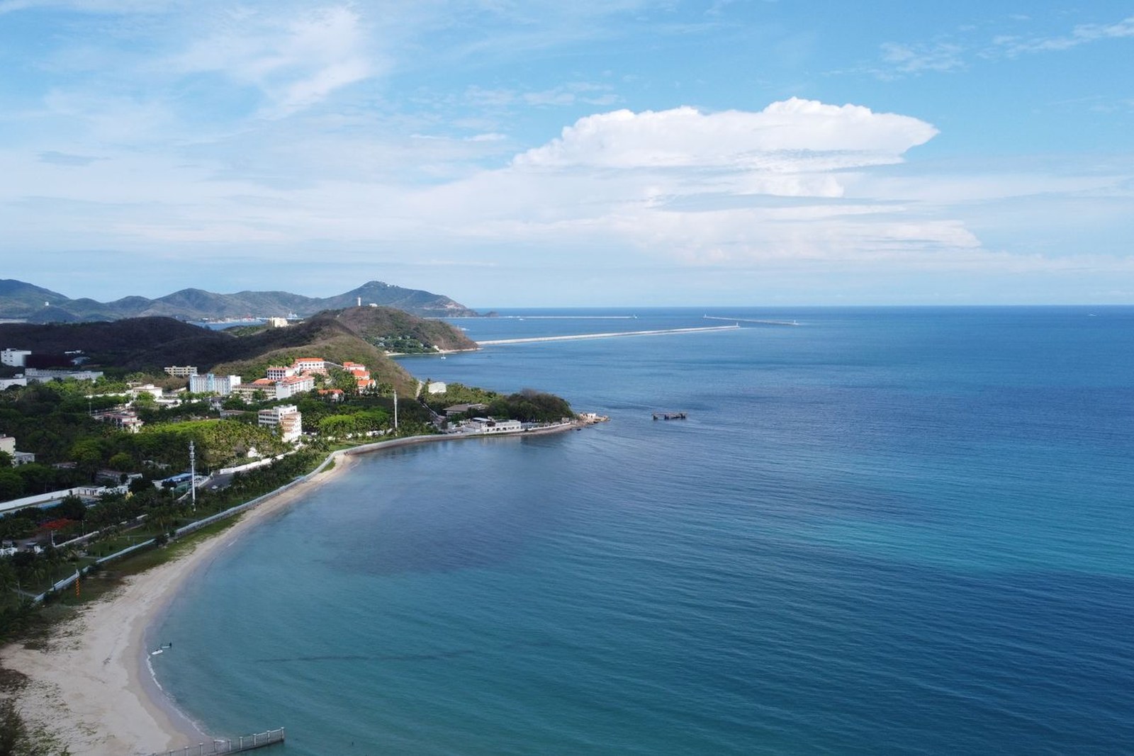 Clear turquoise water and a rocky shore on Fenjiezhou
